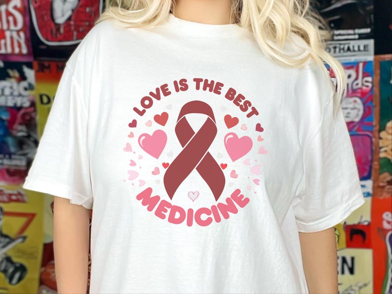 Comfort Colors T-Shirt zur Unterstützung von Familien mit Blutkrebs, „Liebe ist die beste Medizin“-T-Shirt, Oberteil zur Unterstützung von Chemotherapie-Pflegepersonen, T-Shirt für Familien mit Krebs Bild 1