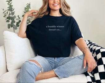 Sarkastisches T-Shirt mit Spruch „Ein bescheidener Gewinner“ – ein lustiges Geschenk für Gamer, ironische Internet-Meme-Kleidung.