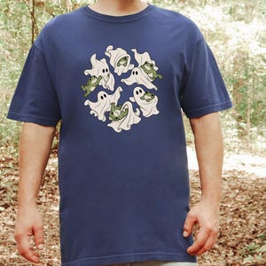 Maglietta per amanti delle rane, regalo a tema fantasmi, maglietta per la stagione spettrale, top di Halloween in stile cottagecore, regalo per amanti degli anfibi, divertente abbigliamento grafico autunnale immagine 2