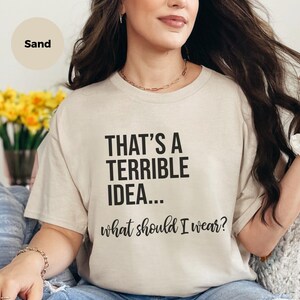 Verrücktes Meme-T-Shirt: „Das ist eine schreckliche Idee … Was soll ich anziehen?“, Lustiges, sarkastisches Zitat-Shirt für Frauen, Chaotisch-guter Humor für Erwachsene (Grafik) Bild 3