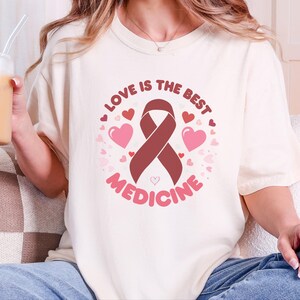 Comfort Colors T-Shirt zur Unterstützung von Familien mit Blutkrebs, „Liebe ist die beste Medizin“-T-Shirt, Oberteil zur Unterstützung von Chemotherapie-Pflegepersonen, T-Shirt für Familien mit Krebs Bild 7