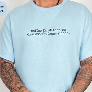 Camiseta con humor para programadores: Primero el café, luego hablamos del código heredado. imagen 6