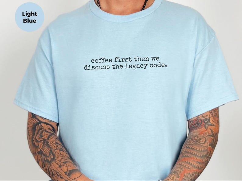 Camiseta con humor para programadores: Primero el café, luego hablamos del código heredado. imagen 6