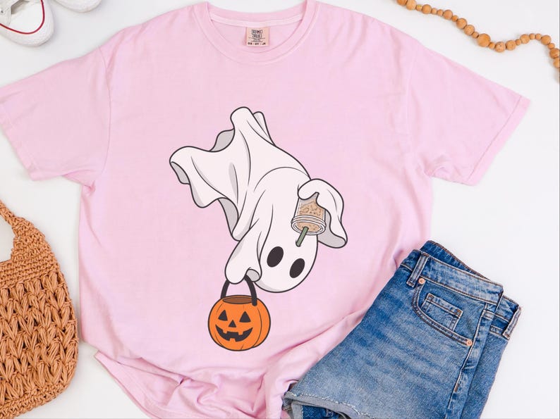 Camiseta de fantasmas para café, camiseta de fantasmas "Boo", camiseta de café de Halloween, camiseta de fantasmas adorable, camiseta de temporada espeluznante, camiseta de café de otoño, regalo para amantes del café imagen 4