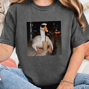 Maglietta con motivo oca e caffè, regalo per amanti delle oche, maglietta con meme di un'oca buffa, regalo per amanti del caffè freddo, regalo divertente con animali immagine 1