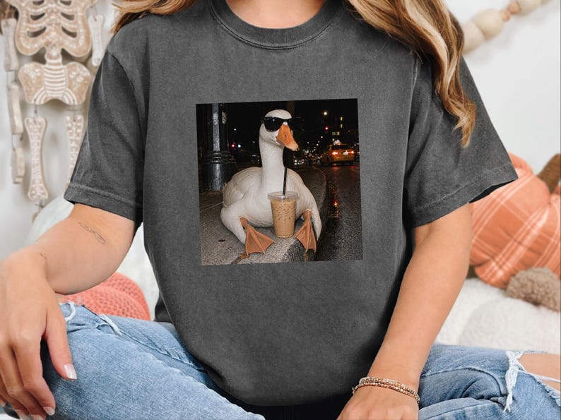 Maglietta con motivo oca e caffè, regalo per amanti delle oche, maglietta con meme di un'oca buffa, regalo per amanti del caffè freddo, regalo divertente con animali immagine 1