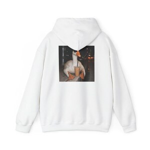 Maglietta con motivo oca e caffè, regalo per amanti delle oche, maglietta con meme di un'oca buffa, regalo per amanti del caffè freddo, regalo divertente con animali immagine 12