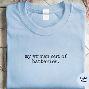 Regalo existencial, camiseta divertida de videojuegos "Mis gafas de realidad virtual se quedaron sin pilas", humor absurdo para programadores, regalo para amantes de la tecnología y geeks, programador divertido imagen 4