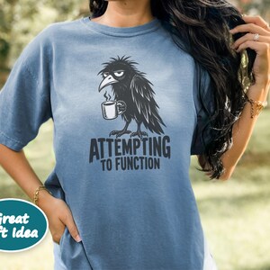 Raven Coffee Shirt, Crow Lover Gift, Funny Morning T-shirt, Sarcastic Bird Tee, Grumpy Raven Attempting To Function zdjęcie 7