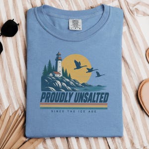 Great Lakes Shirt, Proudly Unsalted Lake Tee, Vintage Retro Pride, Mid West Style Shirt, Lighthouse Gift, Canada Lake Shirt, Lake Life Gift Bild 5