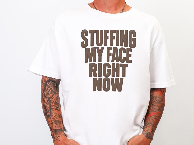 Thanksgiving-Familienessen-T-Shirt, lustiges Geschenk für Feinschmecker, „Ich stopfe mir gerade den Bauch voll“-Shirt, Festtagsoutfit Bild 8