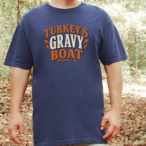 Camiseta para la cena familiar de Acción de Gracias, camiseta con salsera de pavo, regalo para amantes de la comida, ropa divertida para el Día de Acción de Gracias, camiseta retro para el festín navideño. imagen 1