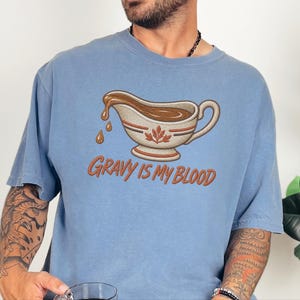 „Soße ist mein Blut“-Shirt, Geschenk für Feinschmecker zum Thanksgiving-Fest, lustiges Koch-T-Shirt, Sweatshirt für das Festessen, Geschenk für Foodies Bild 1