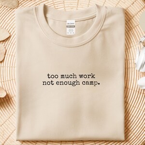 T-shirt humoristique sur le thème « Trop de travail, pas assez de camping », cadeau pour les amoureux du camping, humour au bureau, ambiance week-end, road trip image 6