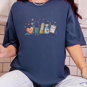 Comfort Colors T-Shirt für Kinderkrankenpfleger/innen, Lustiges Sweatshirt für medizinische Fachangestellte im Gesundheitswesen, Auszeichnung für Kinderärzte/innen bei der Abschlussfeier Bild 6
