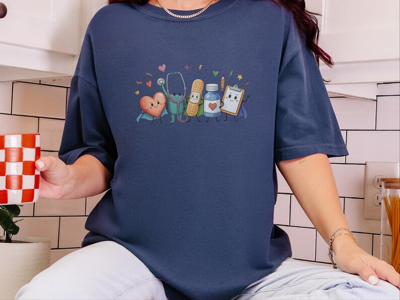 Comfort Colors T-Shirt für Kinderkrankenpfleger/innen, Lustiges Sweatshirt für medizinische Fachangestellte im Gesundheitswesen, Auszeichnung für Kinderärzte/innen bei der Abschlussfeier Bild 6