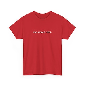 Tinder-Match-Shirt: Sie hat nach rechts gewischt! Lustiges Geschenk für Online-Dating-Paare, Erinnerung an das erste Date, T-Shirt für zukünftige Partner. Bild 1