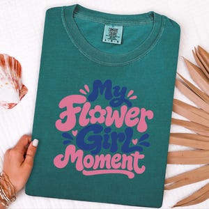 Comfort Colors Blumenmädchen-Shirt | Mein Blumenmädchen-Moment-T-Shirt, personalisiertes Hochzeits-Brautjungfern-Shirt für Hochzeit, Feier im Ausland, Probe Bild 3