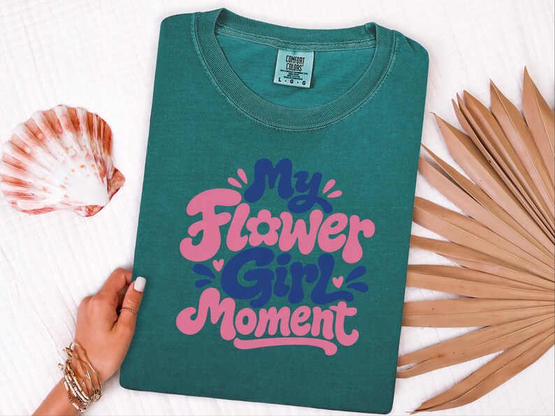 Comfort Colors Blumenmädchen-Shirt | Mein Blumenmädchen-Moment-T-Shirt, personalisiertes Hochzeits-Brautjungfern-Shirt für Hochzeit, Feier im Ausland, Probe Bild 3
