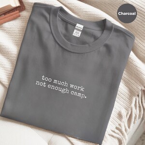 T-shirt humoristique sur le thème « Trop de travail, pas assez de camping », cadeau pour les amoureux du camping, humour au bureau, ambiance week-end, road trip image 2