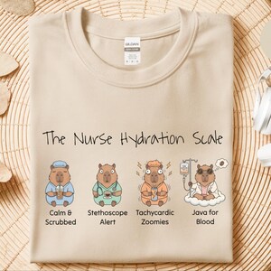 Camiseta con meme de enfermera, Escala de hidratación de enfermera, Camiseta divertida y sarcástica para enfermeras registradas, Regalo para amantes del café con colores cómodos y problemas de turno de día con la cafeína imagen 8