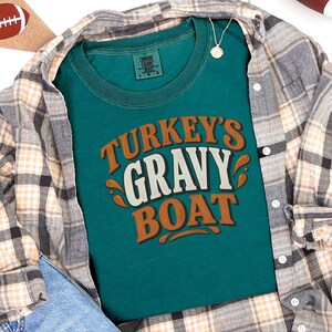 Camiseta para la cena familiar de Acción de Gracias, camiseta con salsera de pavo, regalo para amantes de la comida, ropa divertida para el Día de Acción de Gracias, camiseta retro para el festín navideño. imagen 7