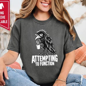 Raven Coffee Shirt, Crow Lover Gift, Funny Morning T-shirt, Sarcastic Bird Tee, Grumpy Raven Attempting To Function zdjęcie 10