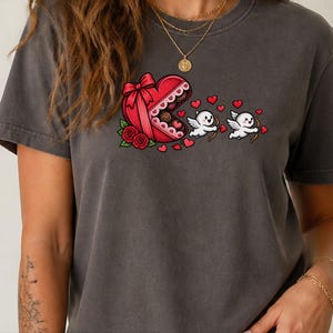 Maglietta di San Valentino, regalo romantico per lei, maglietta con Cupido, regalo per la festa delle amiche, top retrò di San Valentino, maglietta con scatola di cioccolatini immagine 3