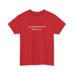 T-Shirt „Hot Mess Mama“, „Eine organisierte Mama gibt es nicht“, Lustiges Geschenk für Mütter, Sarkastisches Mutterleben, Humorvolles Geschenk für erschöpfte Eltern Bild 1