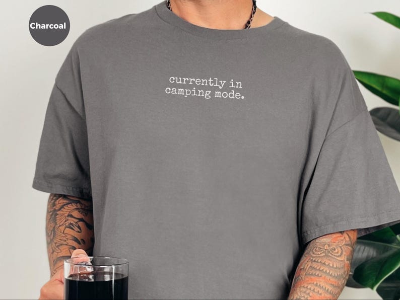 Grappig kampeershirt, T-shirt met de tekst "Currently In Camping Mode", voor liefhebbers van nationale parken, outdooravonturen, camper-trui, vrolijke kampeerders op roadtrip. afbeelding 2