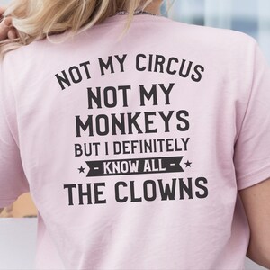 Magliette buffe da donna, Non è il mio circo, non sono le mie scimmie, ma conosco sicuramente tutti i clown, maglietta con frase divertente, regalo umoristico per adulti, umorismo da ufficio immagine 12