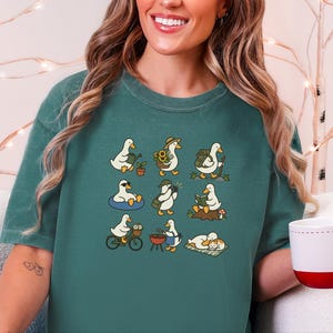 Speels eenden T-shirt, Leuk cadeau voor eendenliefhebbers, Tuinieren met eendje T-shirt, Grappig dieren T-shirt, Gezellige cottagecore kleding, Top voor natuurliefhebbers afbeelding 2