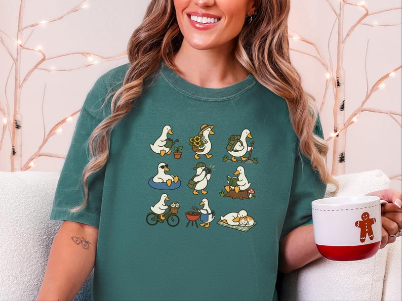 Speels eenden T-shirt, Leuk cadeau voor eendenliefhebbers, Tuinieren met eendje T-shirt, Grappig dieren T-shirt, Gezellige cottagecore kleding, Top voor natuurliefhebbers afbeelding 2