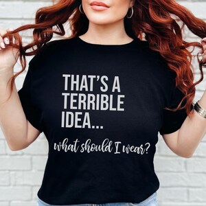 Verrücktes Meme-T-Shirt: „Das ist eine schreckliche Idee … Was soll ich anziehen?“, Lustiges, sarkastisches Zitat-Shirt für Frauen, Chaotisch-guter Humor für Erwachsene (Grafik) Bild 9