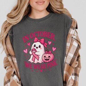 In oktober dragen we een roze spookshirt, een cadeau ter bevordering van bewustzijn over borstkanker, een roze Halloween-shirt met lint, een top voor kankeroverlevenden, een shirt voor het griezelige seizoen. afbeelding 1