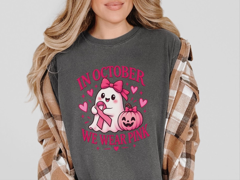In oktober dragen we een roze spookshirt, een cadeau ter bevordering van bewustzijn over borstkanker, een roze Halloween-shirt met lint, een top voor kankeroverlevenden, een shirt voor het griezelige seizoen. afbeelding 1