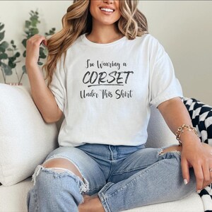 I and #39;m Wearing a Corset Under This Shirt and quot; Funny Sarcastic T-Shirt - Ren Faire, Gothic and Victorian Humor Tee, Corset Humor immagine 12