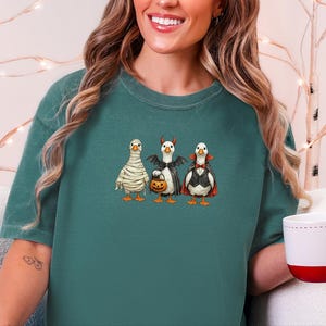 Comfort Colors スプーキーグース ハロウィンシャツ、ハロウィンコスチューム ガチョウトリオ クルーネック スウェットシャツ、面白いバードウォッチャー トリックオアトリート スプーキー 画像 9