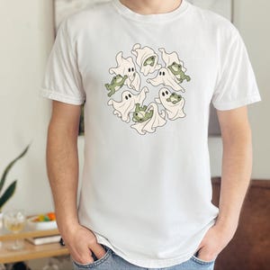 Maglietta per amanti delle rane, regalo a tema fantasmi, maglietta per la stagione spettrale, top di Halloween in stile cottagecore, regalo per amanti degli anfibi, divertente abbigliamento grafico autunnale immagine 8