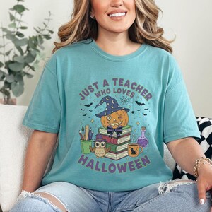 Comfort Colors Spooky Teacher Shirt, Just A Teacher Who Loves Halloween Tee, Elementary Reading Specialist Outfit, Spooky Teacher Tee Bild 2
