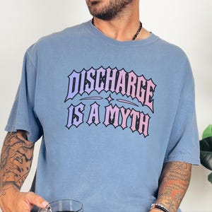 Frauenarzt-Shirt, Sarkastisches Hexen-T-Shirt, Humorvolles Geschenk für die Zeit nach der Geburt, Ausfluss ist ein Mythos, Gothic-Girl-Shirt Bild 10