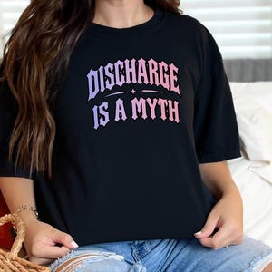 Frauenarzt-Shirt, Sarkastisches Hexen-T-Shirt, Humorvolles Geschenk für die Zeit nach der Geburt, Ausfluss ist ein Mythos, Gothic-Girl-Shirt Bild 6