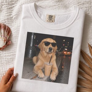 Maglietta con Golden Retriever, regalo per amanti dei cani, cane che beve caffè, regalo per la mamma di un Golden Retriever, maglietta con cane e caffè freddo immagine 6