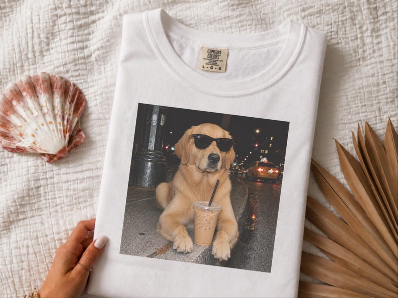 Maglietta con Golden Retriever, regalo per amanti dei cani, cane che beve caffè, regalo per la mamma di un Golden Retriever, maglietta con cane e caffè freddo immagine 6