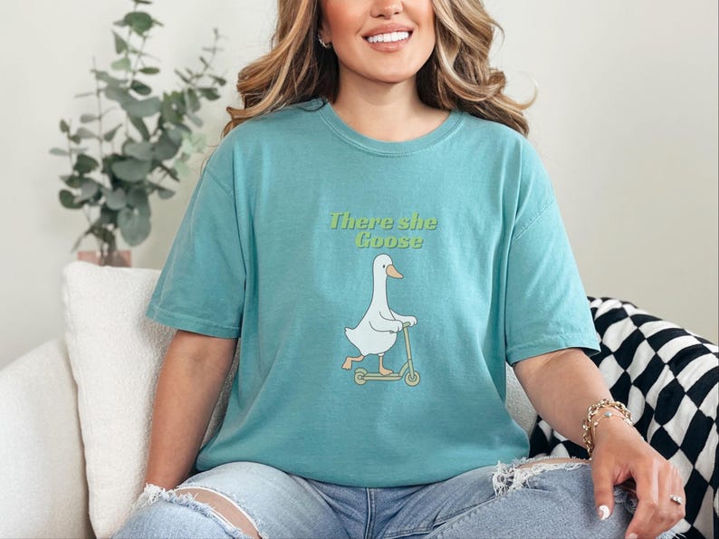 Comfort Colors Silly Goose Tee, There She Goose Funny Birdwatcher Shirt, Sarcastic Cottagecore Animal Lover Outfit, Aunt Goose imagen 2