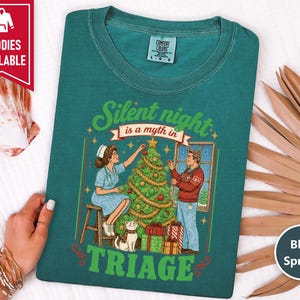 Christmas Nurse Sweatshirt, Funny ER Nurse Shirt, Silent Night Triage, Emergency Room Gift, Holiday Party Shirt, Medical Staff Top afbeelding 8