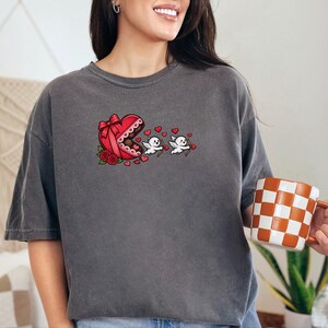 Maglietta di San Valentino, regalo romantico per lei, maglietta con Cupido, regalo per la festa delle amiche, top retrò di San Valentino, maglietta con scatola di cioccolatini immagine 8