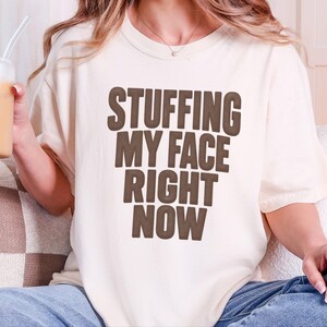 Thanksgiving-Familienessen-T-Shirt, lustiges Geschenk für Feinschmecker, „Ich stopfe mir gerade den Bauch voll“-Shirt, Festtagsoutfit Bild 7
