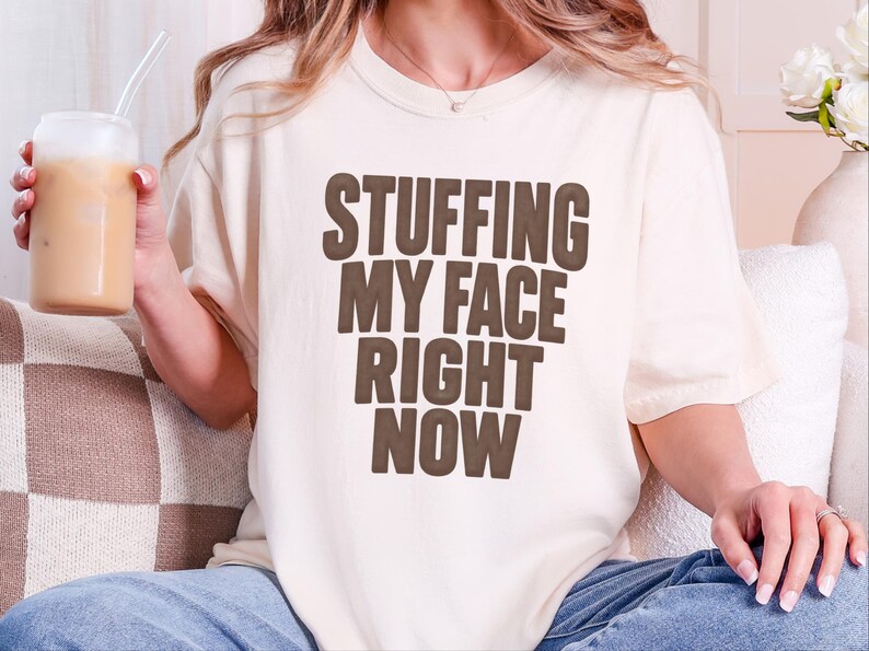 Thanksgiving-Familienessen-T-Shirt, lustiges Geschenk für Feinschmecker, „Ich stopfe mir gerade den Bauch voll“-Shirt, Festtagsoutfit Bild 7