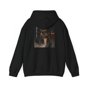 Maglietta con pipistrello e caffè, regalo per amanti dei pipistrelli, maglietta con caffè freddo, maglietta divertente con caffè, maglietta Weirdcore, maglietta con pipistrello e frutta immagine 11